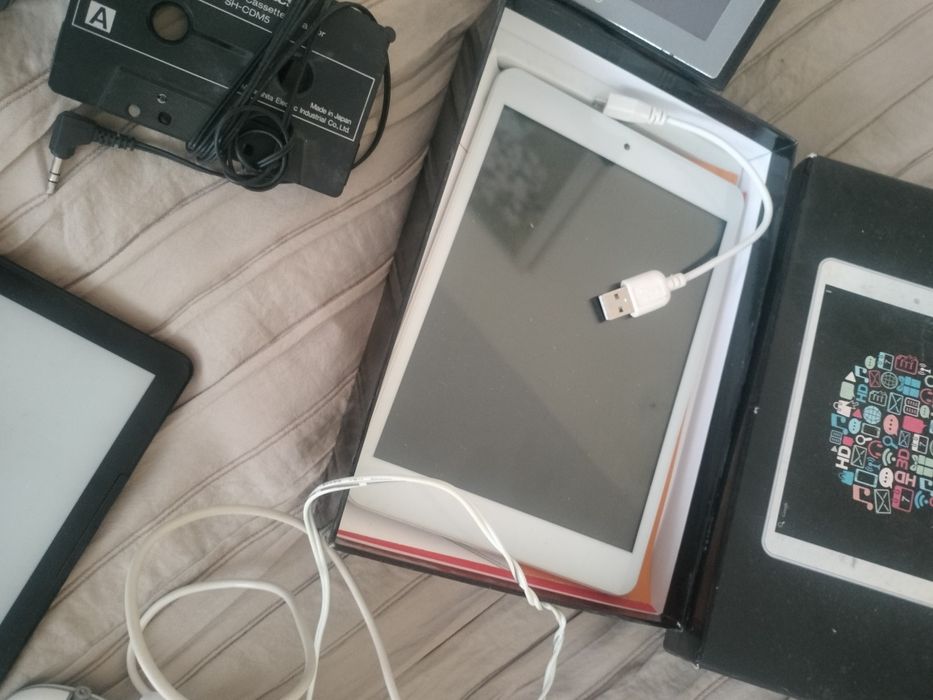 Telefony,laptopy i inne.zestaw sprzętu elektronicznego.