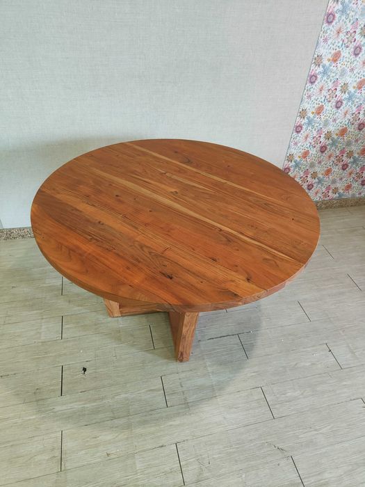 Mesa redonda Nahla de madeira maciça com acabamento em tom natural Ø 120 cm