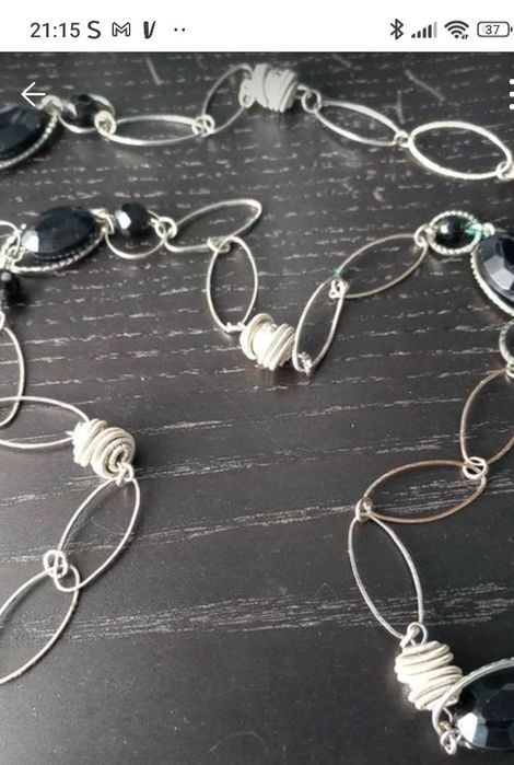 Colar com pedras pretas e elos prateados