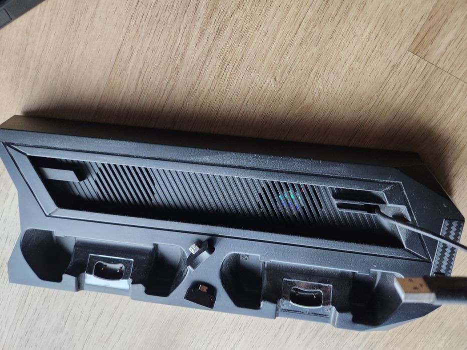 PS4 1B + Stand + 2 Controllers64551693833218123