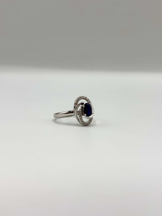 Złoty pierścionek z szafirem i brylantami