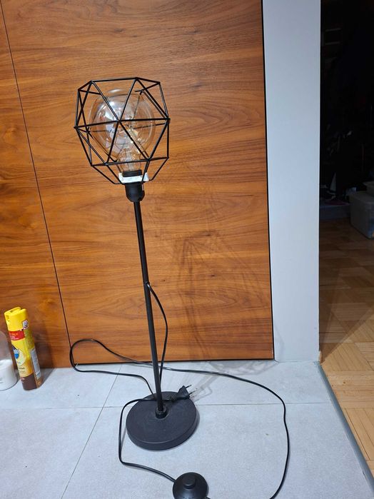 Lampa podlogowa z ażurowym kloszem i żarówką
