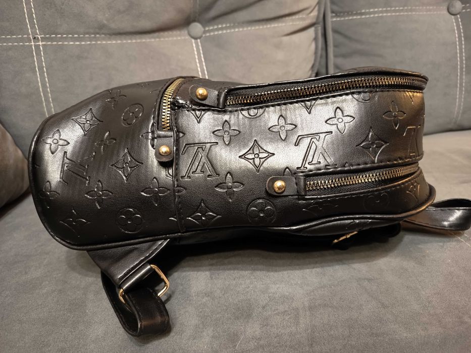 Czarny plecak z napisem Louis Vuitton  – stylowy i praktyczny