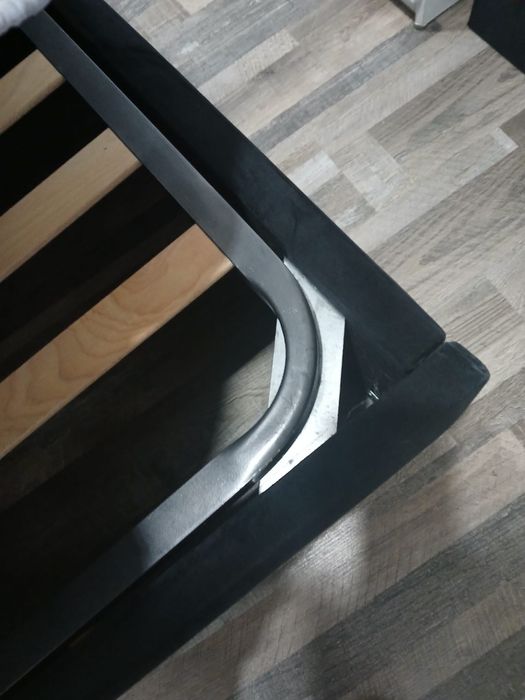 Vendo cama com estrado e colchão, com dois anos.