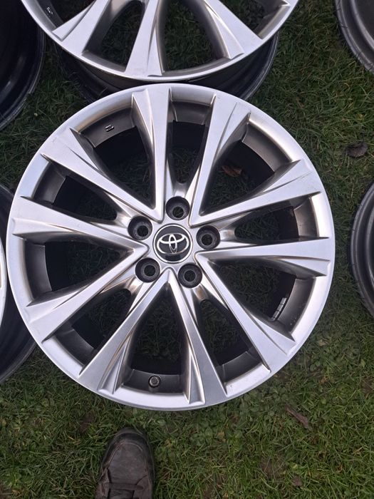 Felgi aluminiowe 18cali 5x114,3 7,5j et45 z czujnikami do Toyoty Rav4