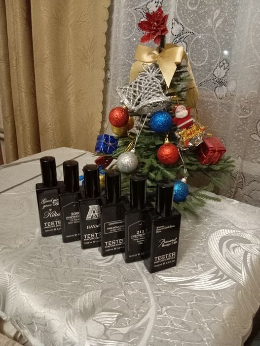 Стеклянные флаконы из под духов.