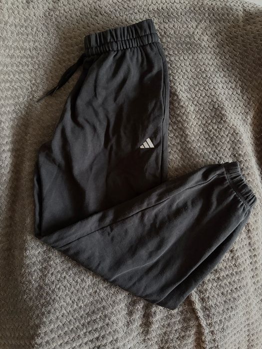 Czarne spodnie sportowe dresowe dresy Adidas