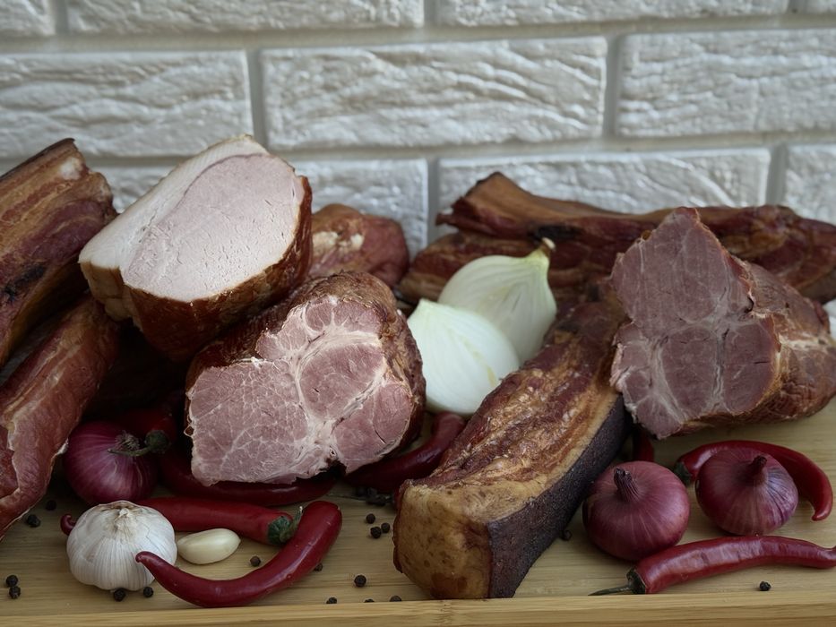 Копчене мʼяско, салко, реберця, вирізка, філейка, ошийок.