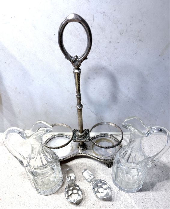 Antigo galheteiro Arte Nova com banho em prata e galhetas em cristal