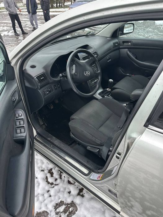 Тойота авенсіс 2,0