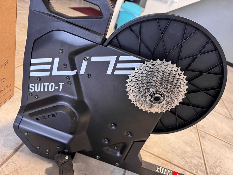 Rolo de treino interativo ELITE SUITO T com cepo e cassete Shimano