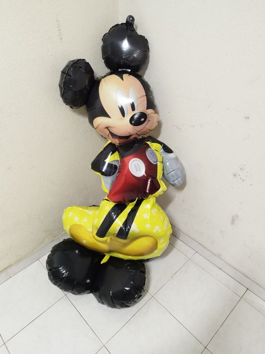 Balão fica em pé do Mickey