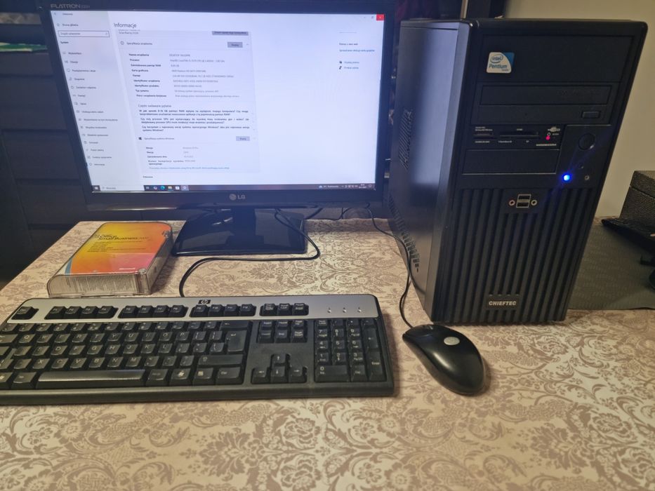 Komputer stacjonarny z monitorem LG 22"