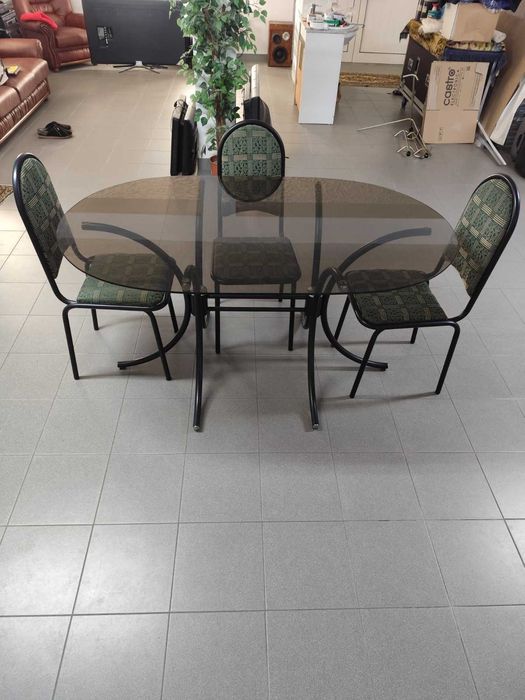 Mesa de cozinha com cadeiras