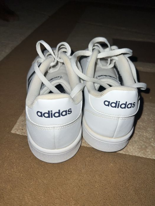 Кросівки Adidas.