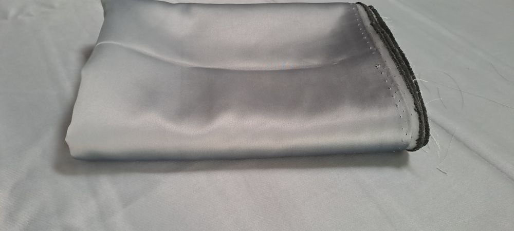 Retalho de cetim grosso, cinza aço 200x105cm, ideal para cortinados, blackout
Tem um pequeno defeito como se ve na foto