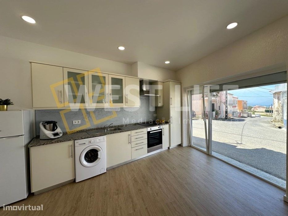 Moradia T2 totalmente remodelada com VISTA MAR a 4 minutos da praia...