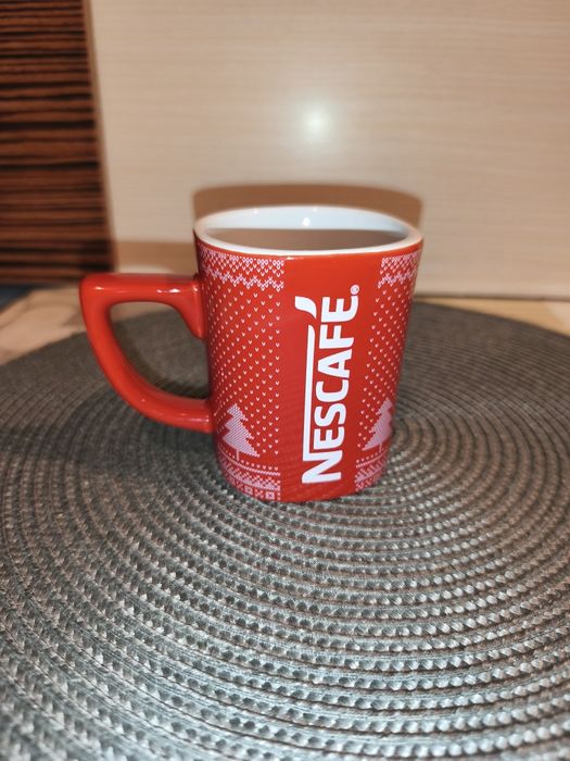 Czerwony kubek Nescafe zima