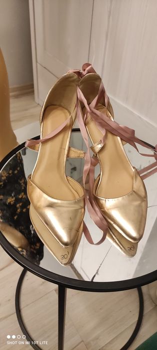 Złote czółenka na szpilce wiązane ozdobną tasiemką