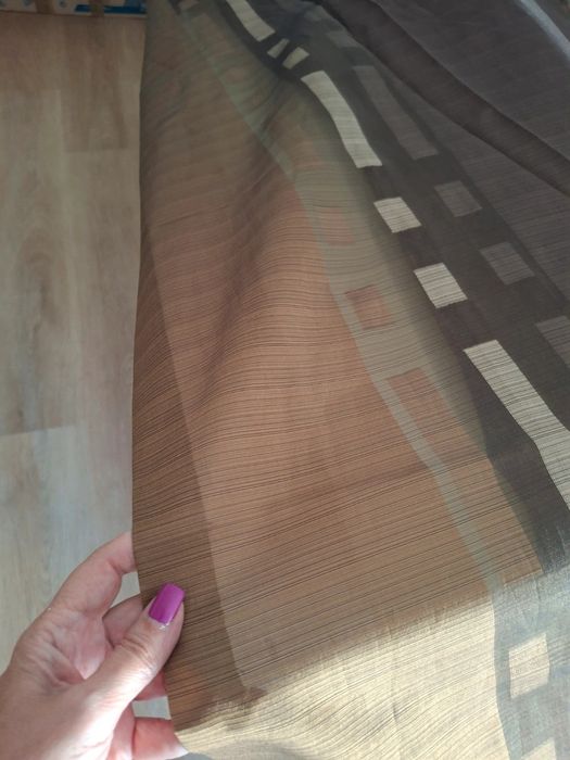 Um cortinado elegante com argolas em excelente estado