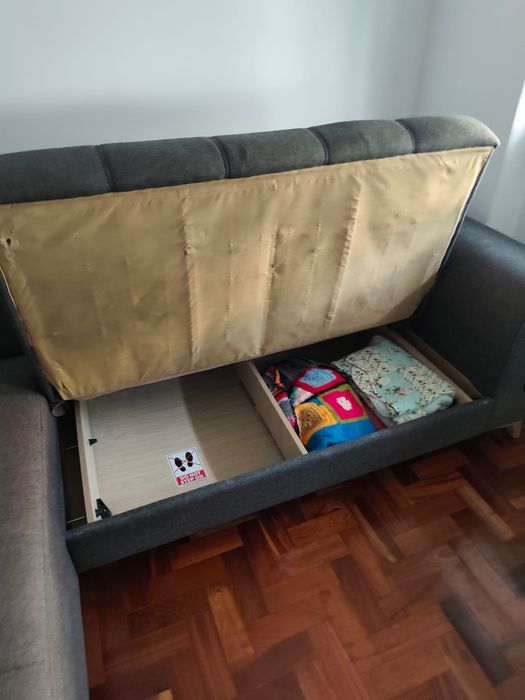 Sofá (cama) cinzento com chaise longue e arrumação – 100 euros (usado)