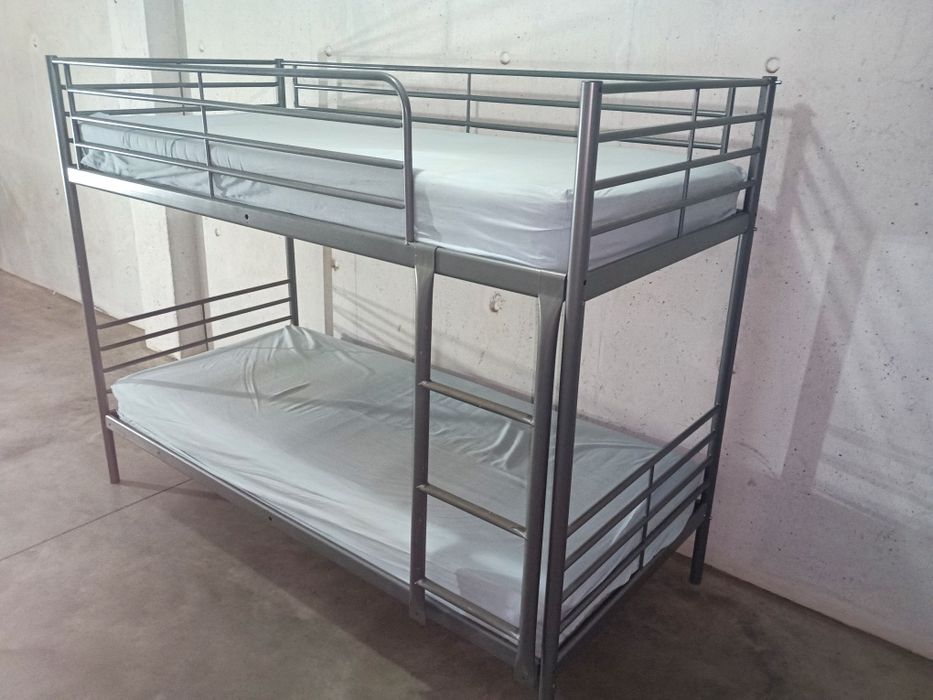 Beliche cama solteiro estrutura metálica resistente, com colchões em e