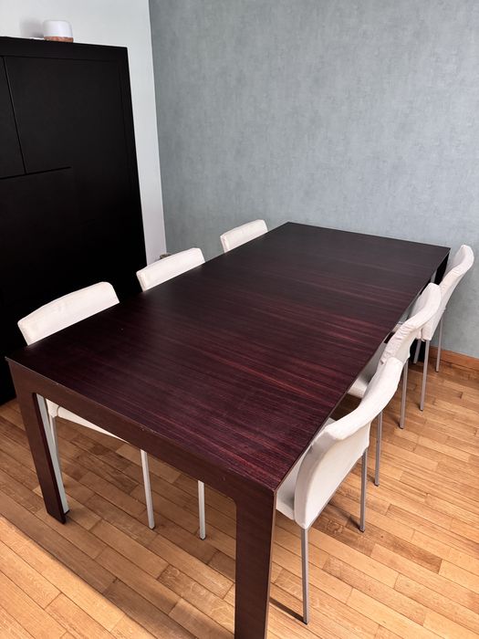 Mesa de sala com cadeiras