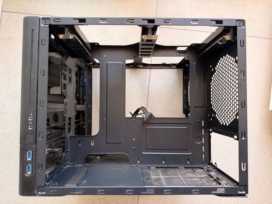 Fractal Design Node 804 incompleta / para peças