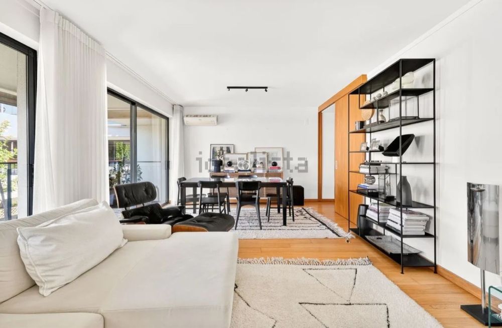 Estrutura de estantes preta