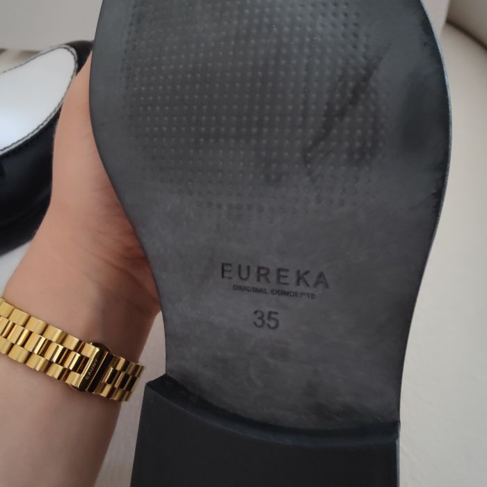 Sapatos Eureka - Pele - Novos - 35 - Pretos e brancos.

Aproveite para