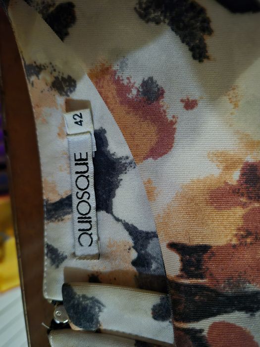 Śliczna sukienka z jesiennym motywem  lekko dopasowana - rozm. 42/44