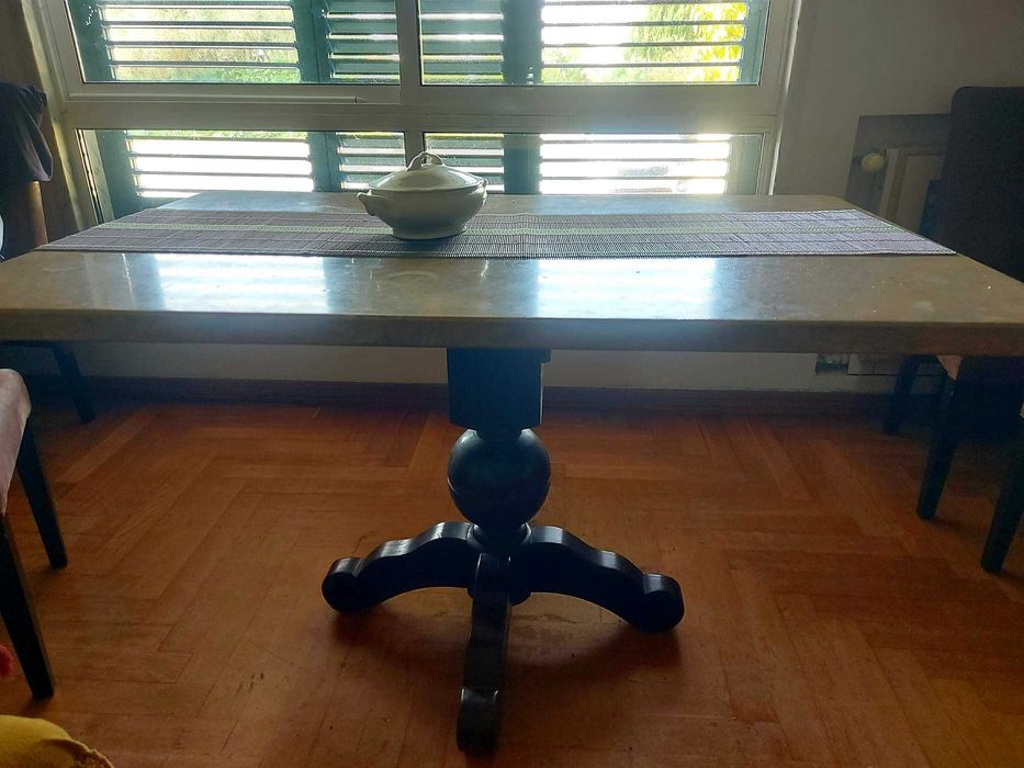 Mesa, com tampo em mármore e pé em madeira maciça.
