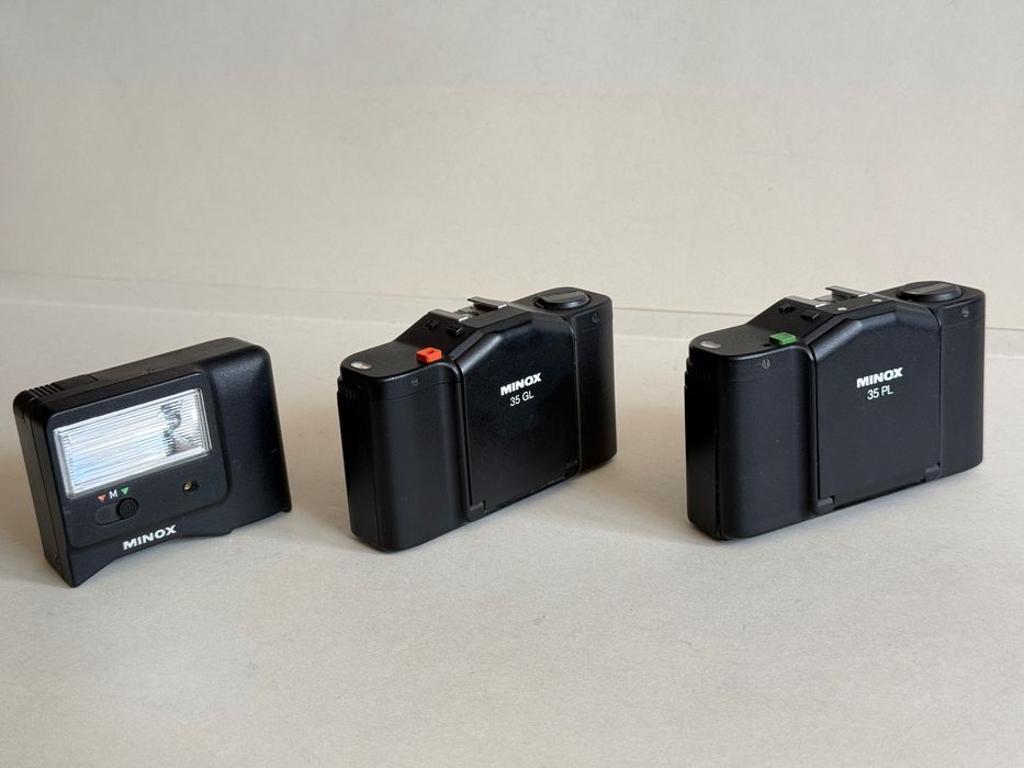 Dwa aparaty MINOX plus lampa błyskowa