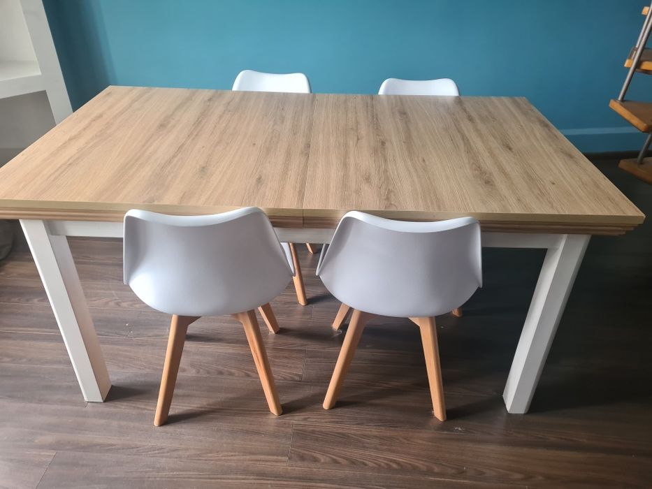 Sprzedam rozkładany stół oraz 4 krzesła