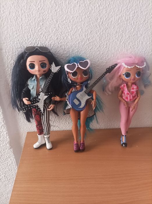 Bonecas LOL Surprise dolls com óculos e guitarras.