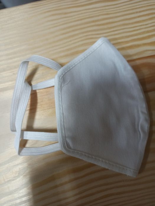 Белая маска из ткани