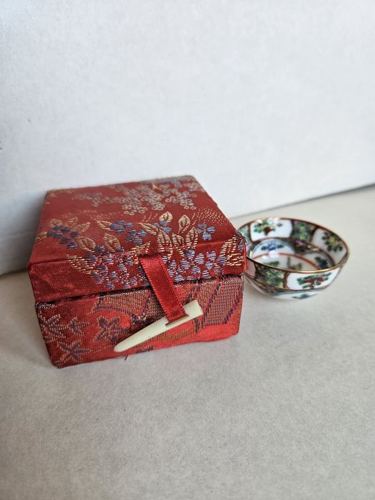 Tacinha Decorativa Chinesa com Caixa