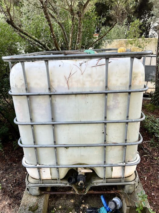 Depósito de água 1000L