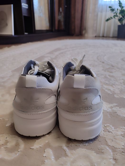 Класичні шкіряні кросівки Adidas.