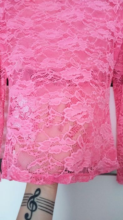Koronkowa prześwitująca bluzka, długi rękaw, Small Size, różowa, Ginat