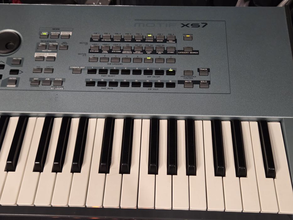 Yamaha motif xs 7 + case + 1GB RAM