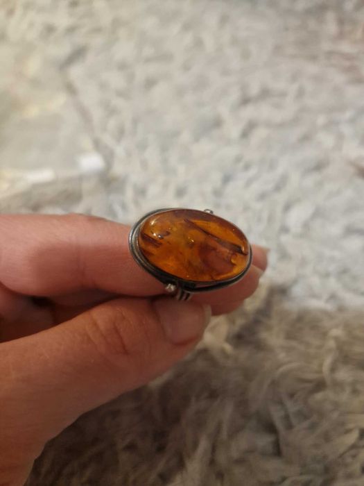 Pierścionek z bursztynem, srebrny, duży kamień, lata 70/80-te