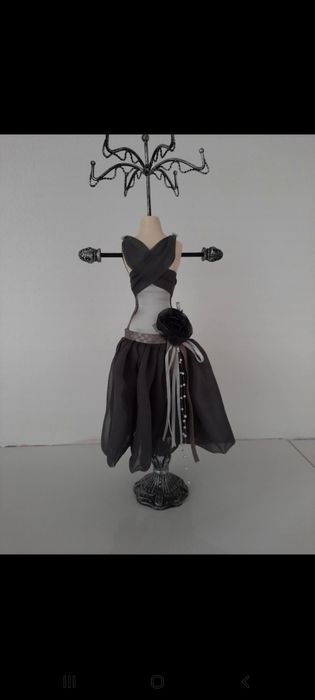 Stojak na biżuterię szary