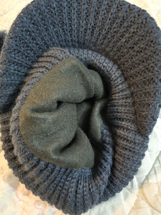 Czapka z odpinanym pomponem