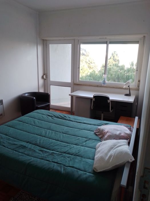 Quarto individual junto à estação de Queluz