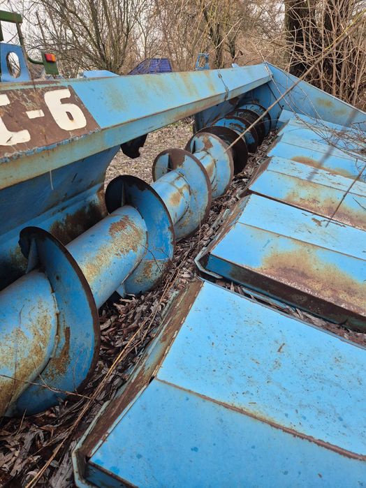 Продам кукурудзяну жатку КМС-6.