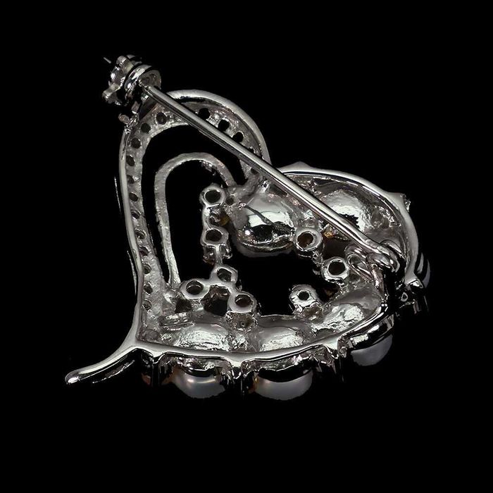 Брошь в форме сердца с круглым разноцветным сапфиром 2.5 мм 925 пробы