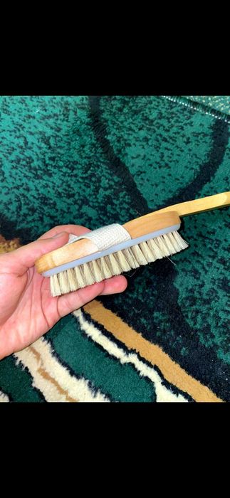 Щітка для масажу з дерев'яною ручкою із якісного матеріалу;ціна 195грн