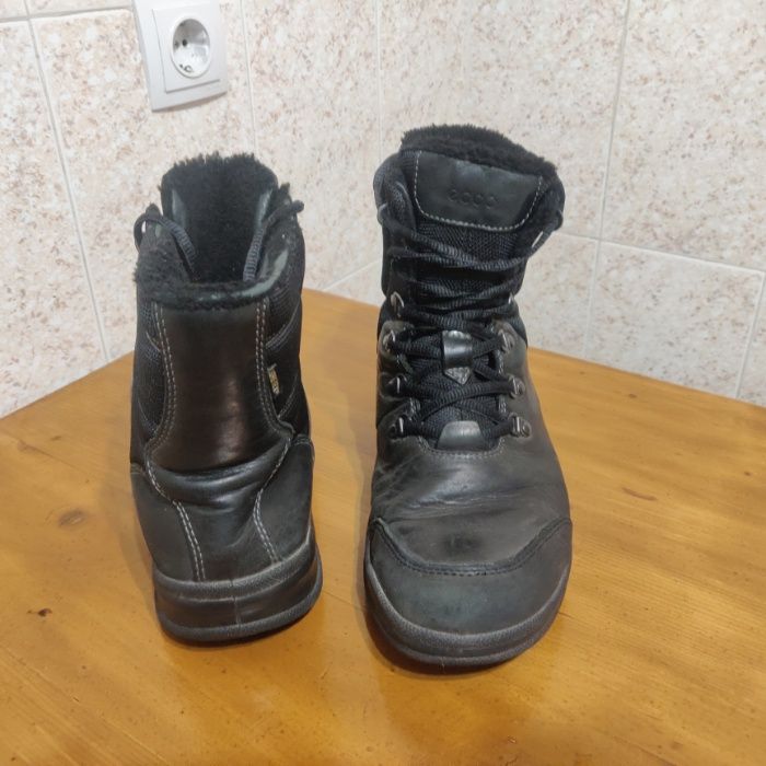 Продам зимние ботинки Ecco