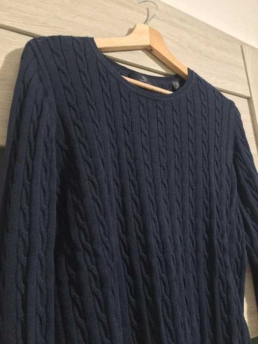 Granatowy sweter z warkoczem